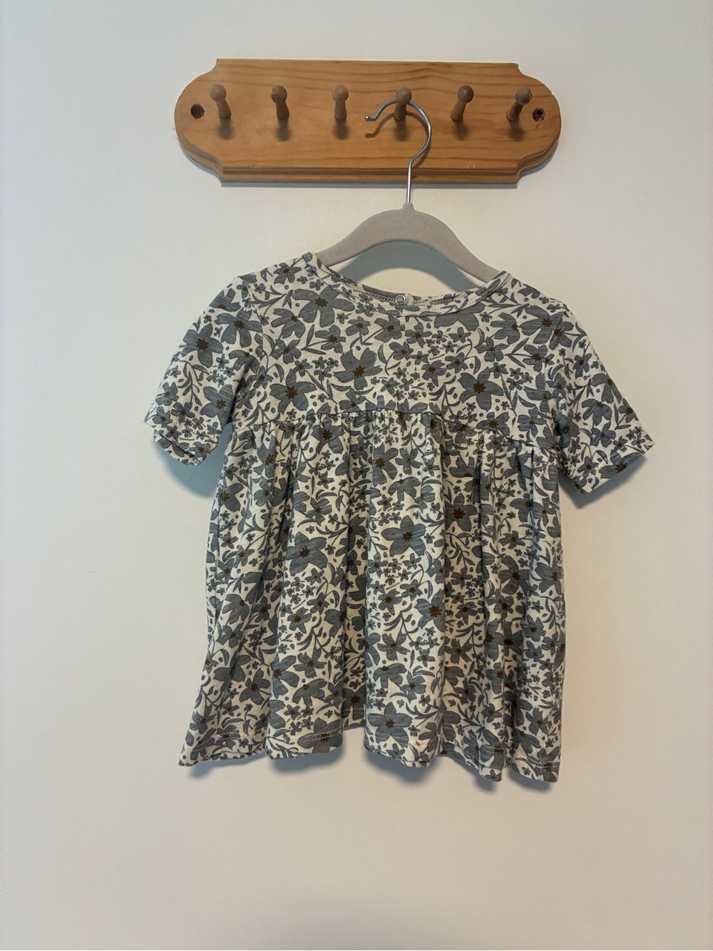 Rylee + Cru Gray Floral Short-Sleeve dress